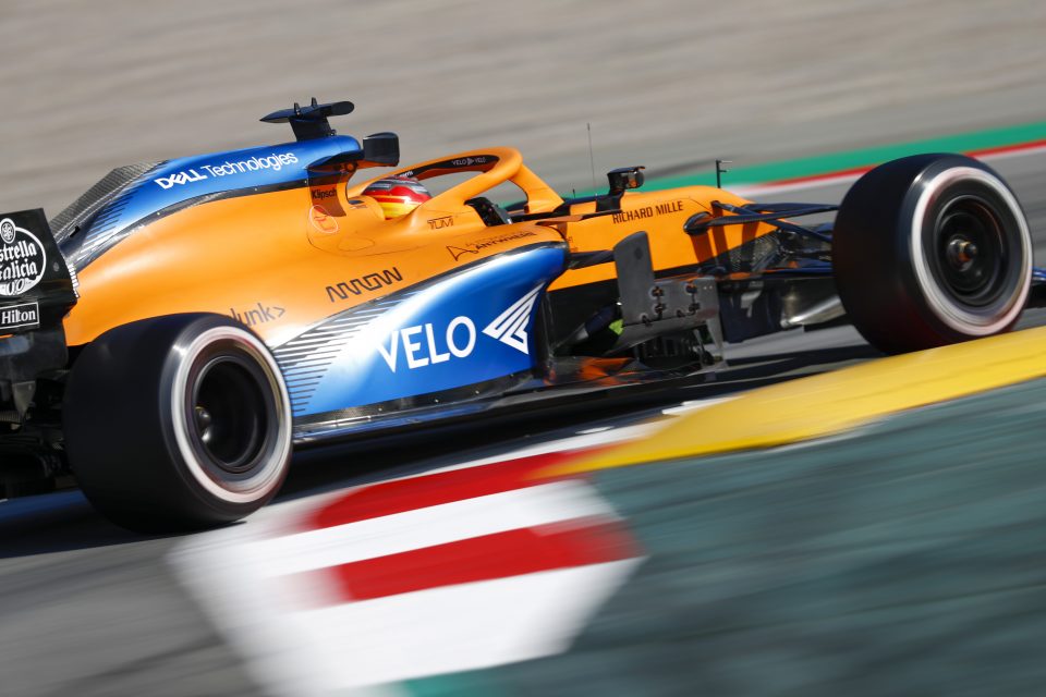 Carlos Sainz tijdens de testdagen in Barcelona (Foto: McLaren F1)