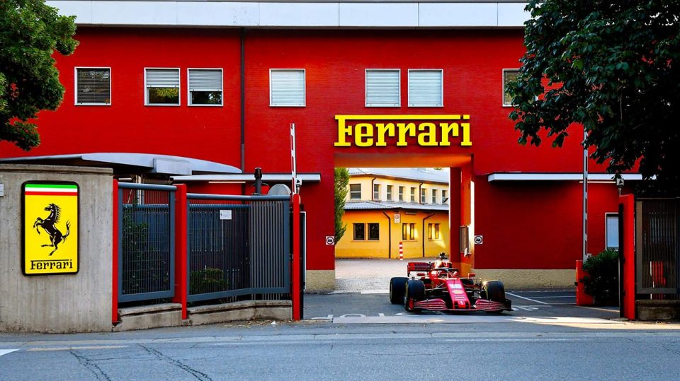 Leclerc rijdt de poort van de Maranello fabriek uit (Foto: Ferrari)
